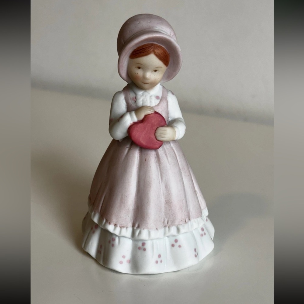 ✨ Vintage 1990 Holly Hobbie Bell Figurine Summit Girl Holding Heart – Perfect 🎁